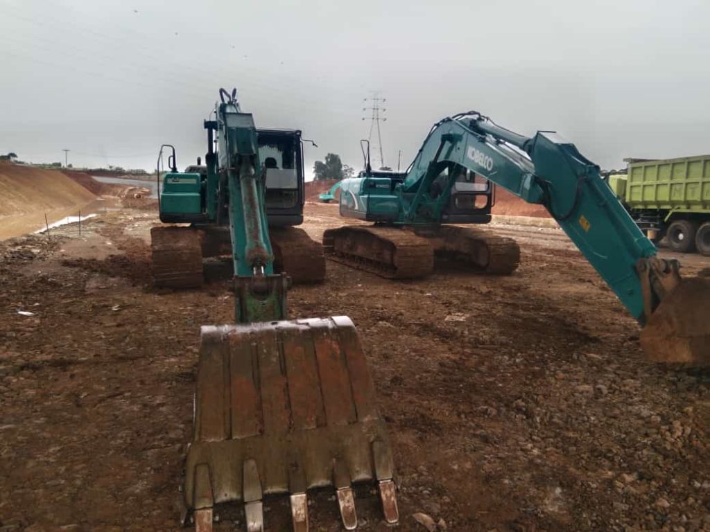 Excavator BCP Heavy Rental sedang menggali di lokasi proyek