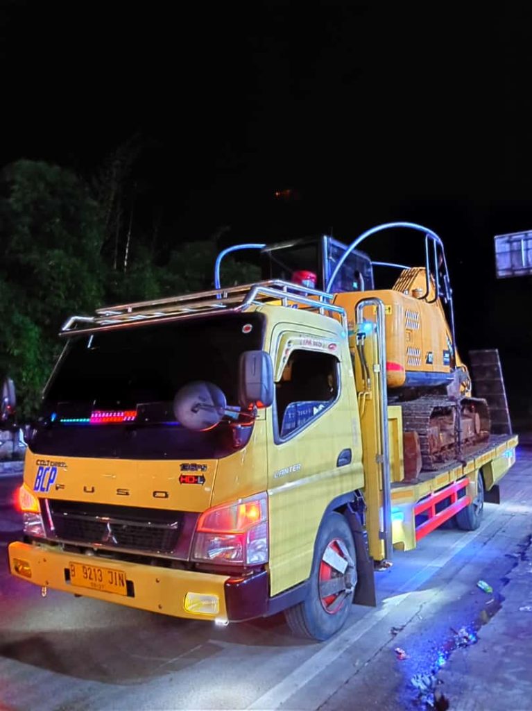 Self-loader/trailer BCP Heavy Rental mengangkut alat berat