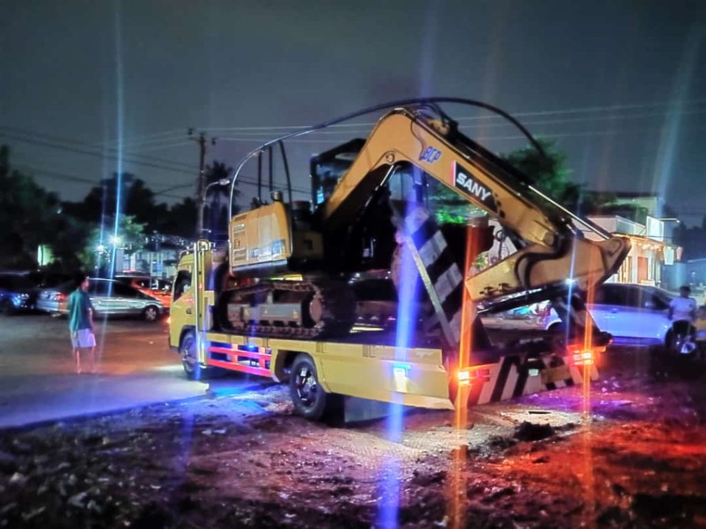 Alat berat BCP Heavy Rental melakukan action-shot di lokasi proyek