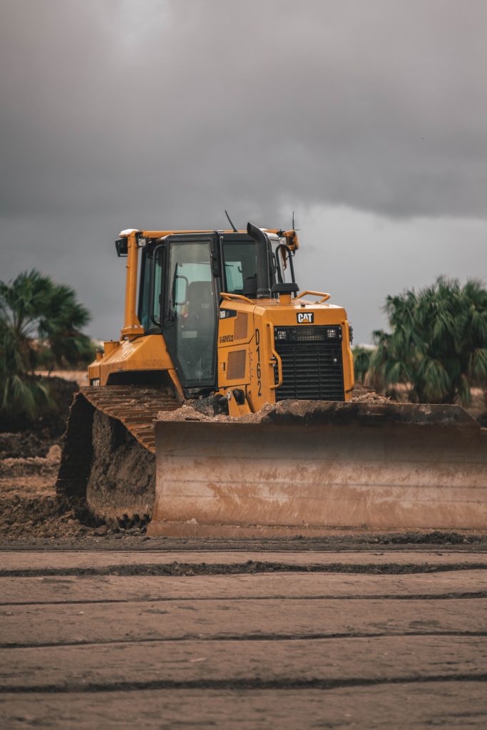 Bulldozer BCP Heavy Rental meratakan lahan proyek