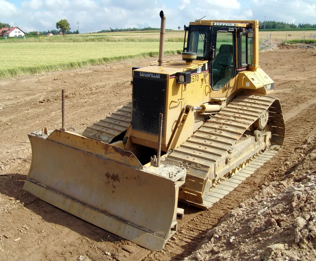 Bulldozer BCP Heavy Rental meratakan lahan