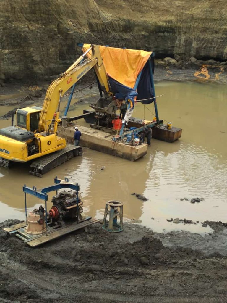 Alat tambang pasir BCP Heavy Rental beroperasi di lokasi tambang