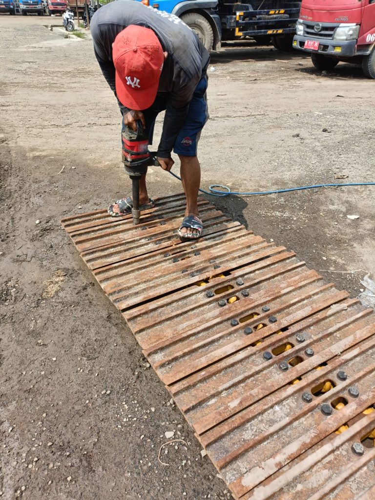 Teknisi BCP Heavy Rental memperbaiki alat berat