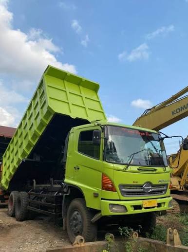 Dump Truck BCP Heavy Rental mengangkut material